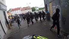 Biker Bernardo Cruz musel zastavit svou závodní jízdu, protože na trať v... Biker Bernardo Cruz musel zastavit svou závodní jízdu, protože na trať v...