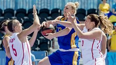 Duel Česka s Ukrajinou v basketbalu 3x3: v bílém Kateřina Zavázalová a Tereza... Duel Česka s Ukrajinou v basketbalu 3x3: v bílém Kateřina Zavázalová a Tereza...