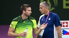 Český badmintonista Petr Koukal (vlevo) hovoří s trenérem a svým otcem Petrem... Český badmintonista Petr Koukal (vlevo) hovoří s trenérem a svým otcem Petrem...