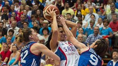 POD TLAKEM. Na srbskou basketbalistku Anu Dabovičovou dotírají dvě francouzské... POD TLAKEM. Na srbskou basketbalistku Anu Dabovičovou dotírají dvě francouzské...