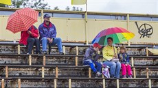 POČASÍ DIVÁKŮM NEPŘÁLO. Vinou pošmourného počasí zůstaly ve Slušovicích tribuny... POČASÍ DIVÁKŮM NEPŘÁLO. Vinou pošmourného počasí zůstaly ve Slušovicích tribuny...