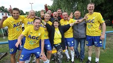 Fanynka Jana se vyfotila s některými fotbalisty z nejúspěšnější sezony v... Fanynka Jana se vyfotila s některými fotbalisty z nejúspěšnější sezony v...