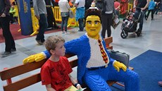 Legové postaviky v lidské velikosti jsou na výstav vdným objektem k...
