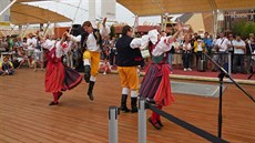 Ukázka lidových tanc a kroj na výstav Expo..