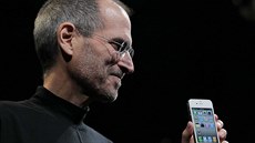 Steve Jobs pedstavuje Apple iPhone 4.