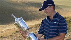 Americký golfista Jordan Spieth si prohlíží trofej pro vítěze US Open. Americký golfista Jordan Spieth si prohlíží trofej pro vítěze US Open.
