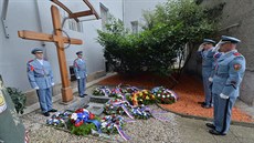 Lidé si připomněli památku oběti politických procesů Milady Horákové ve věznici... Lidé si připomněli památku oběti politických procesů Milady Horákové ve věznici...