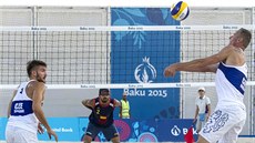 Čeští plážoví volejbalisté Jan Hadrava (vlevo) a Přemysl Kubala během zápasu se... Čeští plážoví volejbalisté Jan Hadrava (vlevo) a Přemysl Kubala během zápasu se...