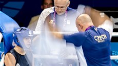 Česká boxerka Martina Schmoranzová v péči trenérů Česká boxerka Martina Schmoranzová v péči trenérů