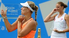 Angelique Kerberová (vlevo) se raduje z triumfu na turnaji v Birminghamu,... Angelique Kerberová (vlevo) se raduje z triumfu na turnaji v Birminghamu,...