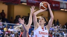 Nevriye Yilmazová z Turecka střílí na český koš přes Kamilu Štěpánovou. Nevriye Yilmazová z Turecka střílí na český koš přes Kamilu Štěpánovou.