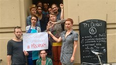 Chuligánm se nelíbilo, e kavárna Ti Ocásci vyjádila solidaritu uprchlíkm.
