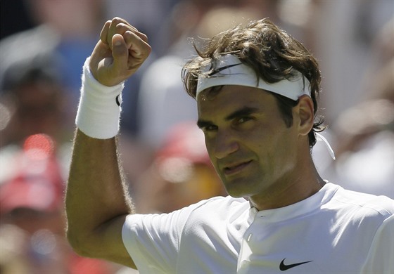 Také Roger Federer vyslovil nahlas mylenku, zda není bílý zákon ve Wimbledonu moc písný.