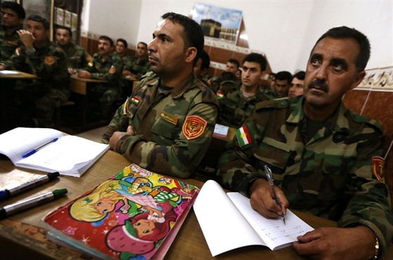 Desítky kurdských bojovník se v severoirácké Bahe uí íst  a psát.