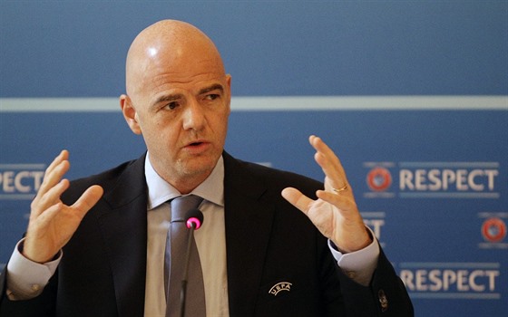 Generální sekretá UEFA Gianni Infantino na tiskové konferenci v Praze