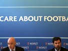 Generální sekretá (UEFA) Gianni Infantino a tiskový mluví David Farrelly na...