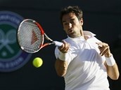 Francouzsk tenista Jeremy Chardy hraje v 1. kole Wimbledonu proti Berdychovi.