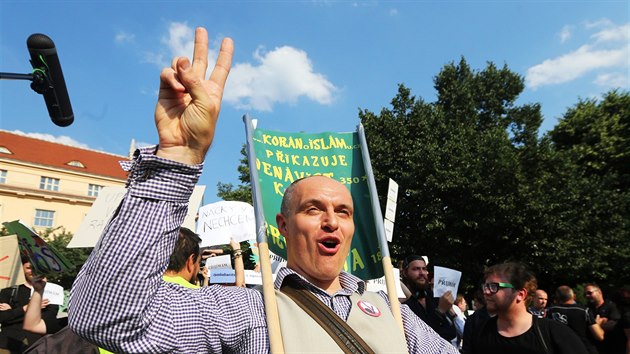 Demonstrace proti islmu na Palackho nmst v Praze. (30. 6. 2015)