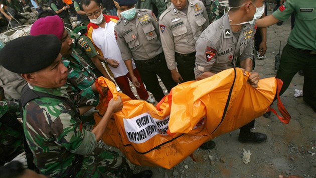 V Indonsii spadl armdn letoun na hotel a domy, zemely destky lid (30. ervna 2015)