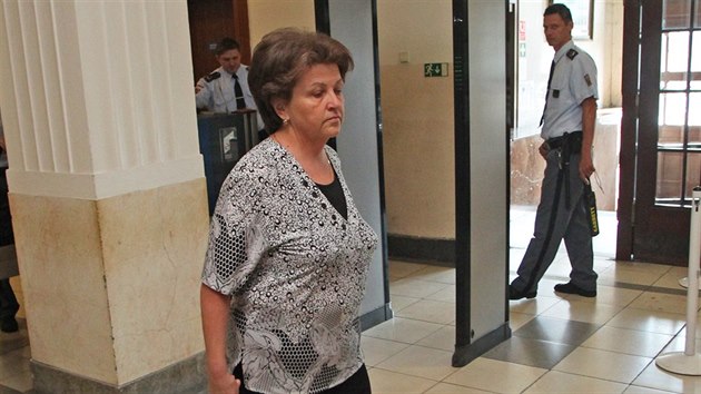 Druh jednac den u Krajskho soudu v Ostrav, kde se e kauza Petr Kramn, kter je obalovn z vrady manelky a dcery. Na snmku matka Kramnho Irena Rychl.