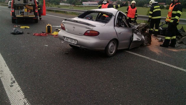 na komunikaci R6 u Unhot dolo po stetu nkladnho vozu s automobilem k vn dopravn nehod.