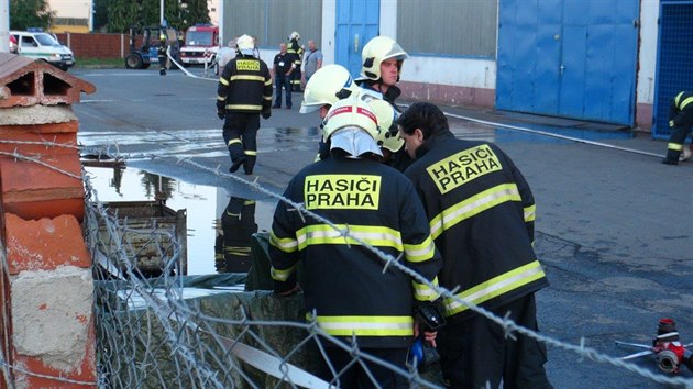 Hasii v Dolnch Mcholupech hasili acetylenovou lahev a snaili se tak pedejt jejmu vbuchu. V pondl ji prostelil ostelova z tvaru rychlho nasazen.