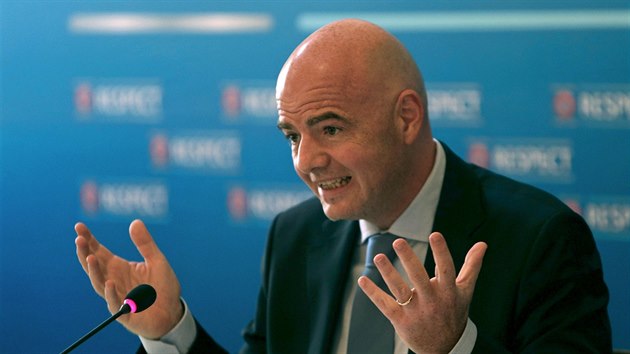 Generln sekret UEFA Gianni Infantino na tiskov konferenci v Praze