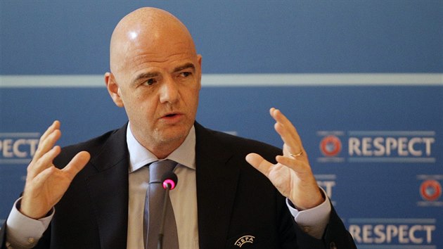 Generln sekret UEFA Gianni Infantino na tiskov konferenci v Praze