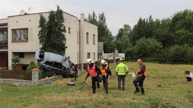 Opil mladk dostal s autem smyk, vyjel mimo silnici a po nkolika kotrmelcch skonil na plot a okrasnch stromech vedle domu stojcho pobl silnice.