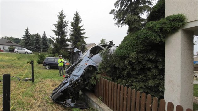 Opil mladk dostal s autem smyk, vyjel mimo silnici a po nkolika kotrmelcch skonil na plot a okrasnch stromech vedle domu stojcho pobl silnice.