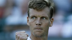 eský tenista Tomá Berdych pedvádí vítzné gesto v utkání 1. kola Wimbledonu.