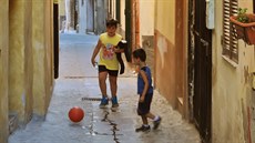 Úzkými ulikami staré tvrti v Crotone auta neprojedou.