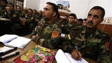 Desítky kurdských bojovníků se v severoirácké Bahře učí číst a psát. Desítky kurdských bojovníků se v severoirácké Bahře učí číst a psát.