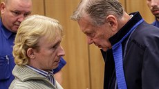 Obžalovaný Karel Přibyl se svým obhájcem Václavem Havlem. Obžalovaný Karel Přibyl se svým obhájcem Václavem Havlem.