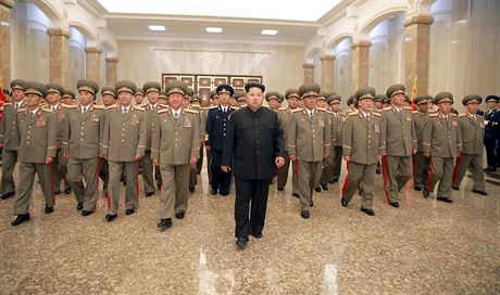 Severokorejský vdce Kim ong-un v mauzoleu svého otce (8. ervence 2015)