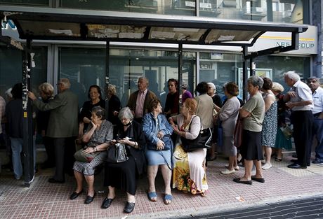 Fronta ped znovuotevenou eckou bankou (Ilustraní foto).