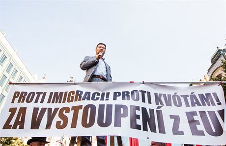 Tomio Okamura na demonstraci proti imigrantm a EU (1. ervence 2015)