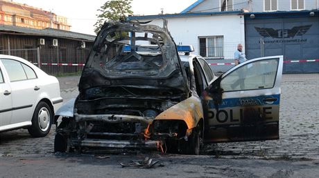 Podpálené policejní auto u sluebny poblí nádraí Praha-Bubny (4. ervence...