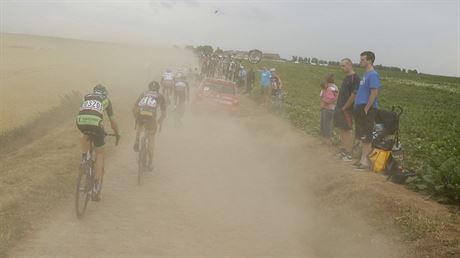 Peloton cyklistické Tour de France se ztrácí v prachu.
