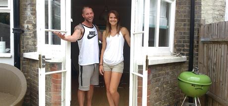 NAE KRÁLOVSTVÍ. Trenér Rob Steckley (vlevo) a Lucie afáová pózují v byt,...