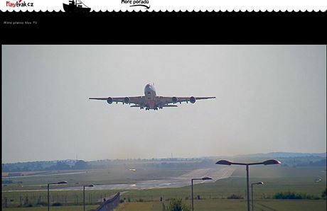 Obí Airbus A380 spolenosti Emirates odlétá z Prahy.