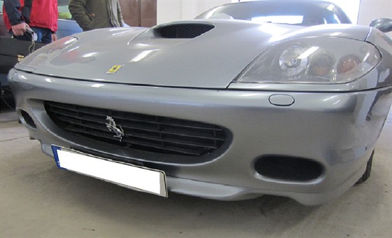 FERRARI 575 F133 EBE kupé, karoserie dvoudveová, barvy edá metalíza, zdvihový...