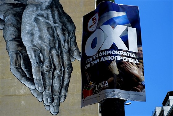 Plakát v ulicích Atén vyzývá lid k tomu, aby hlasoval NE v nedlním hlasování.