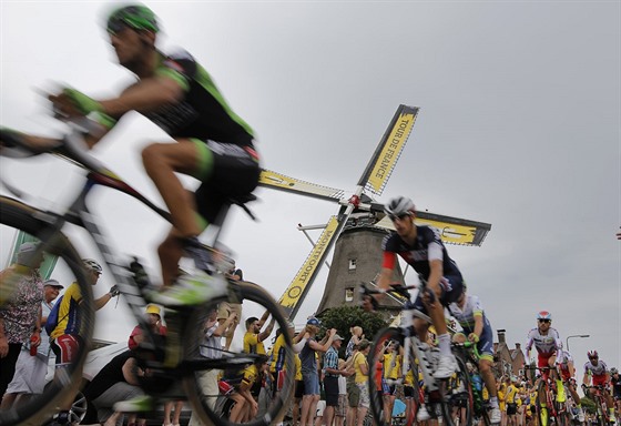 Cyklist projdj v 2. etap Tour de France okolo typickho nizozemskho...