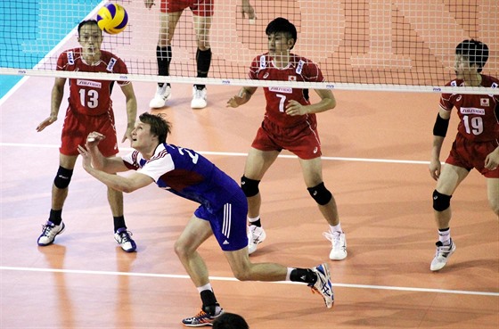 eský volejbalista Jakub Janouch se snaí nahrát v zápase proti Japonsku.
