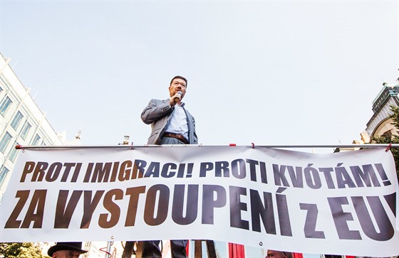 Tomio Okamura na demonstraci proti imigrantm a EU (1. ervence 2015)