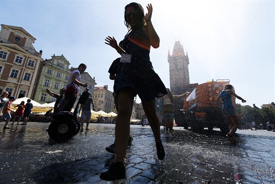 Turisté se chladí na Staromstském námstí (3.7. 2015).