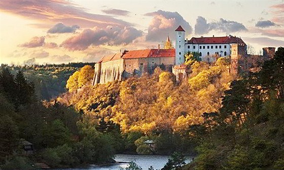 Stechy paláce na hrad Bítov zdobí vtrné korouhve, takzvané Aiolovy harfy.