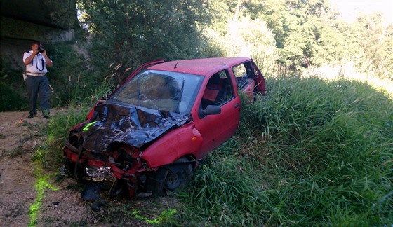 V Hrádku na Znojemsku auto po nehod prorazilo zábradlí mostu a zítilo se z...
