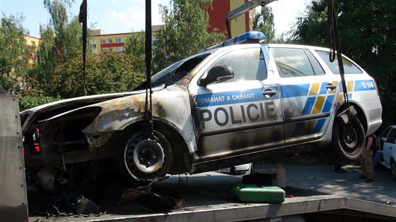 Podpálené policejní auto u sluebny v Praze-Stranicích (1. ervence 2015).